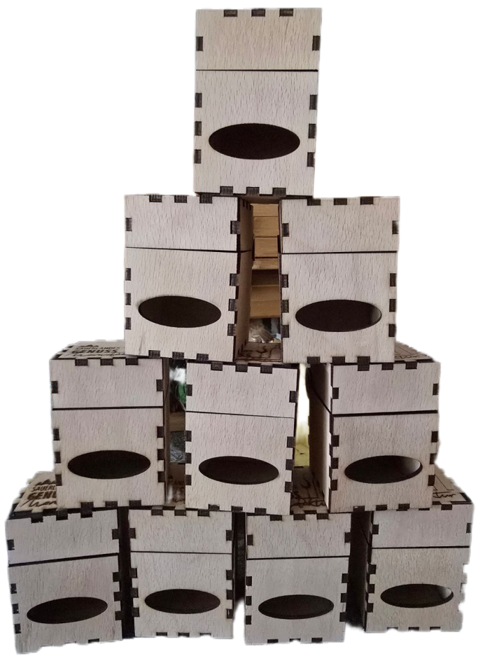 Exakte Holzkonstruktion: Eine Pyramide aus 10 am Laptop entworfenen und per CO2-Laser geschnittenen Geschenkboxen mit Personalisierung