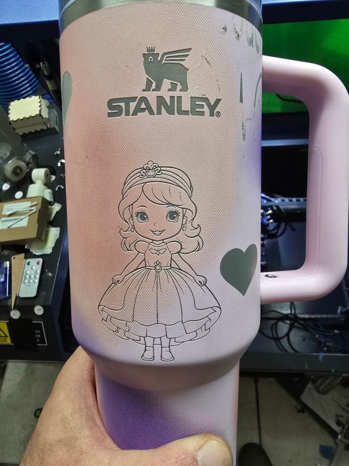 Stanley Cup mit Prinzessinnenmotiv Stanley Cup mit Prinzessinnenmotiv und individueller Lasergravur