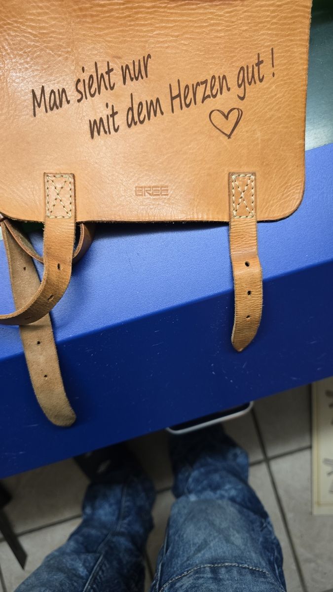 Ledertasche mit Herzspruch Ledertasche mit der Gravur „Man sieht nur mit dem Herzen gut“