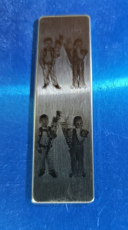 Miniatur-Lasergravur auf Edelstahl 304 Miniaturgravur auf Edelstahl 304 mit detailreichen Figuren
