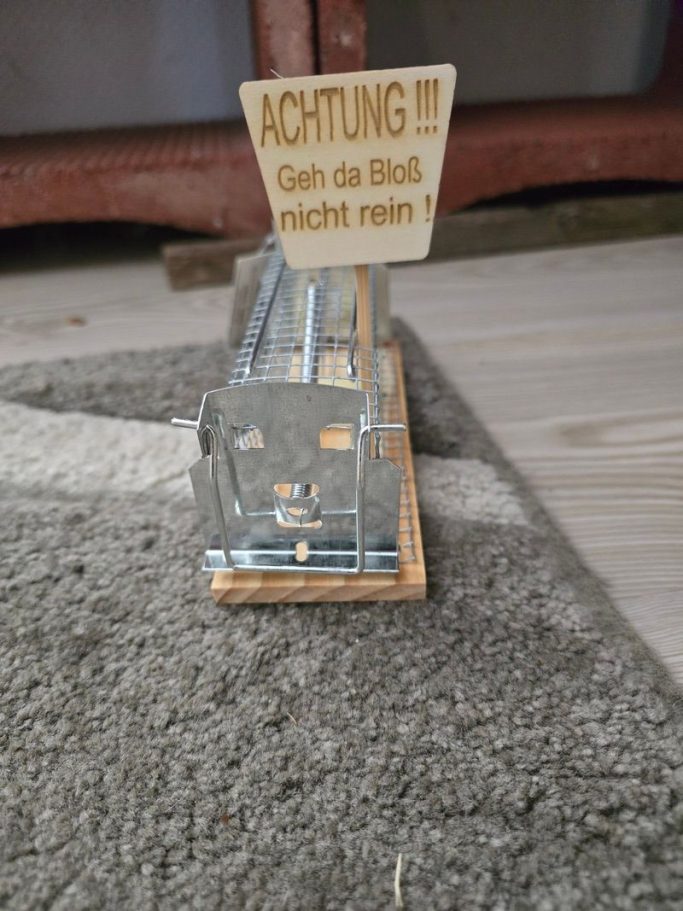 Mausefalle mit lustigem Warnschild Lasergravierte Mausefalle mit Warnschild Achtung geh da bloß nicht rein
