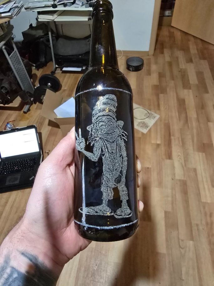 glasgravur flasche figur motiv