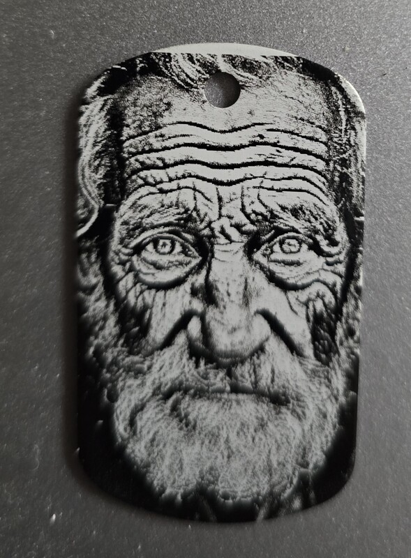 Dog Tag mit Porträtgravur Dog Tag mit graviertem Gesicht eines alten Mannes
