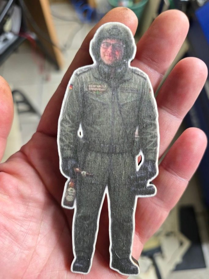 Bierpanzerfahrer – personalisiertes Geburtstagsgeschenk Bierpanzerfahrer mit Gesicht des Geburtstagskindes als personalisiertes Laserprojekt
