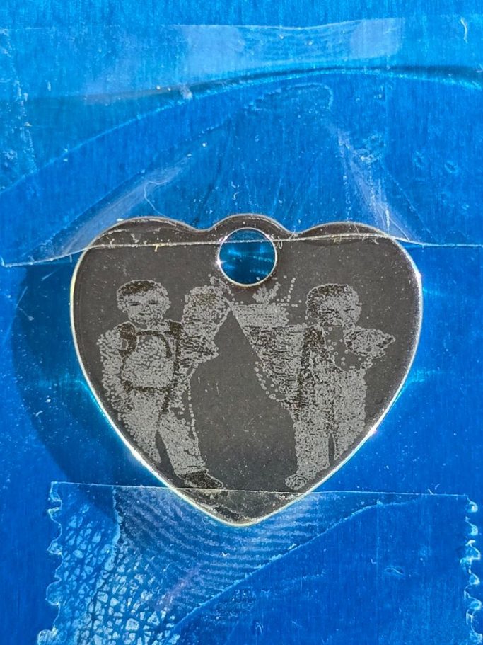Miniaturherz aus Edelstahl mit feiner Lasergravur, 1,2 x 1,5 cm Miniaturherz aus Edelstahl mit feiner Lasergravur, 1,2 x 1,5 cm