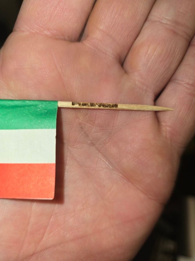 Lasergravur auf einem Zahnstocher Zahnstocher mit Lasergravur