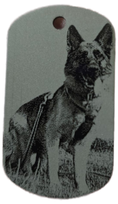 Gedenkplakette mit detailgetreuer Fotogravur eines Schäferhundes auf eloxiertem Aluminium. ein ewiges Erinnerungsstück